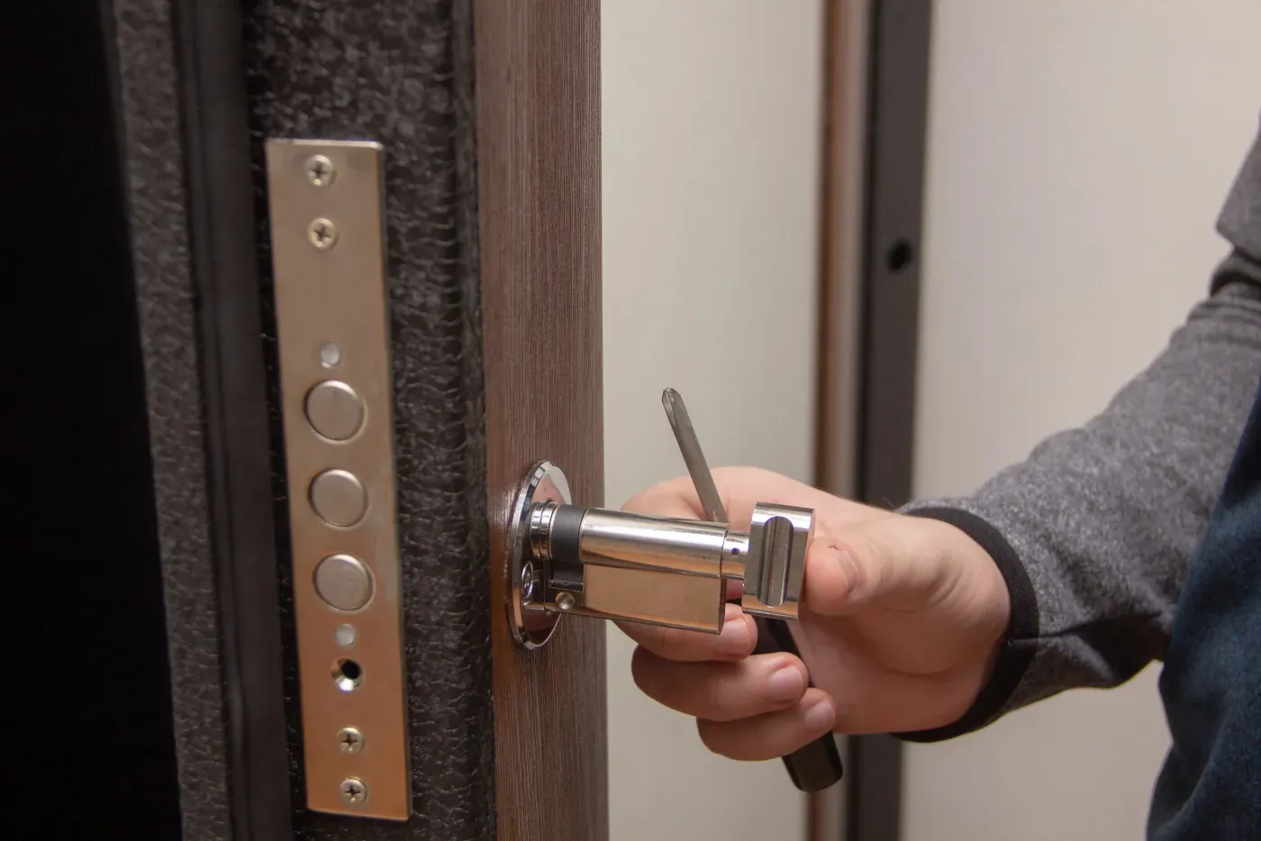 Pose d'un cylindre haute sécurité sur une porte à Trappes